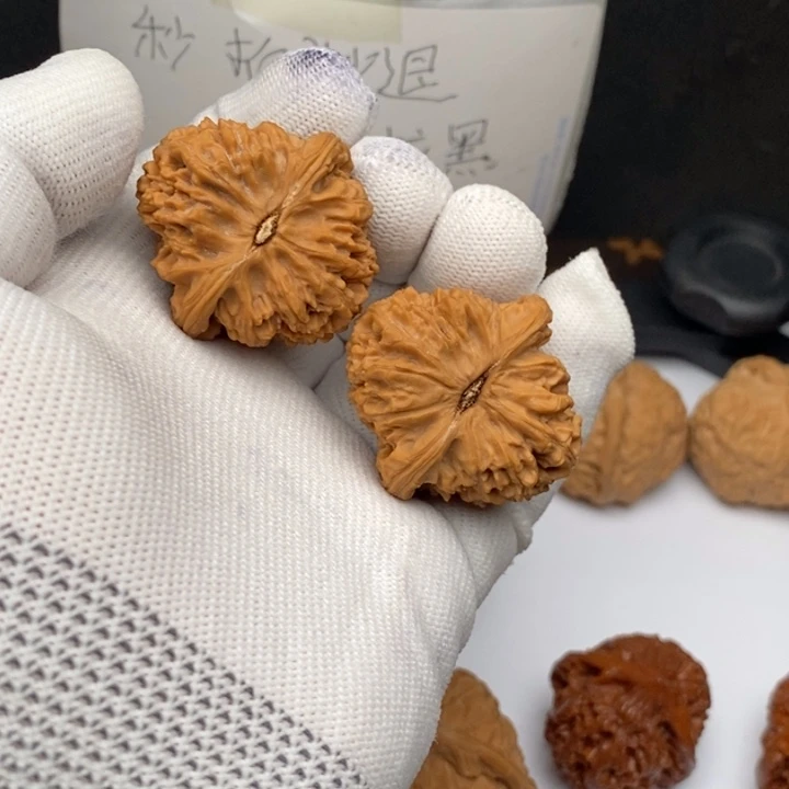 文玩核桃把件㊣**经南疆石37