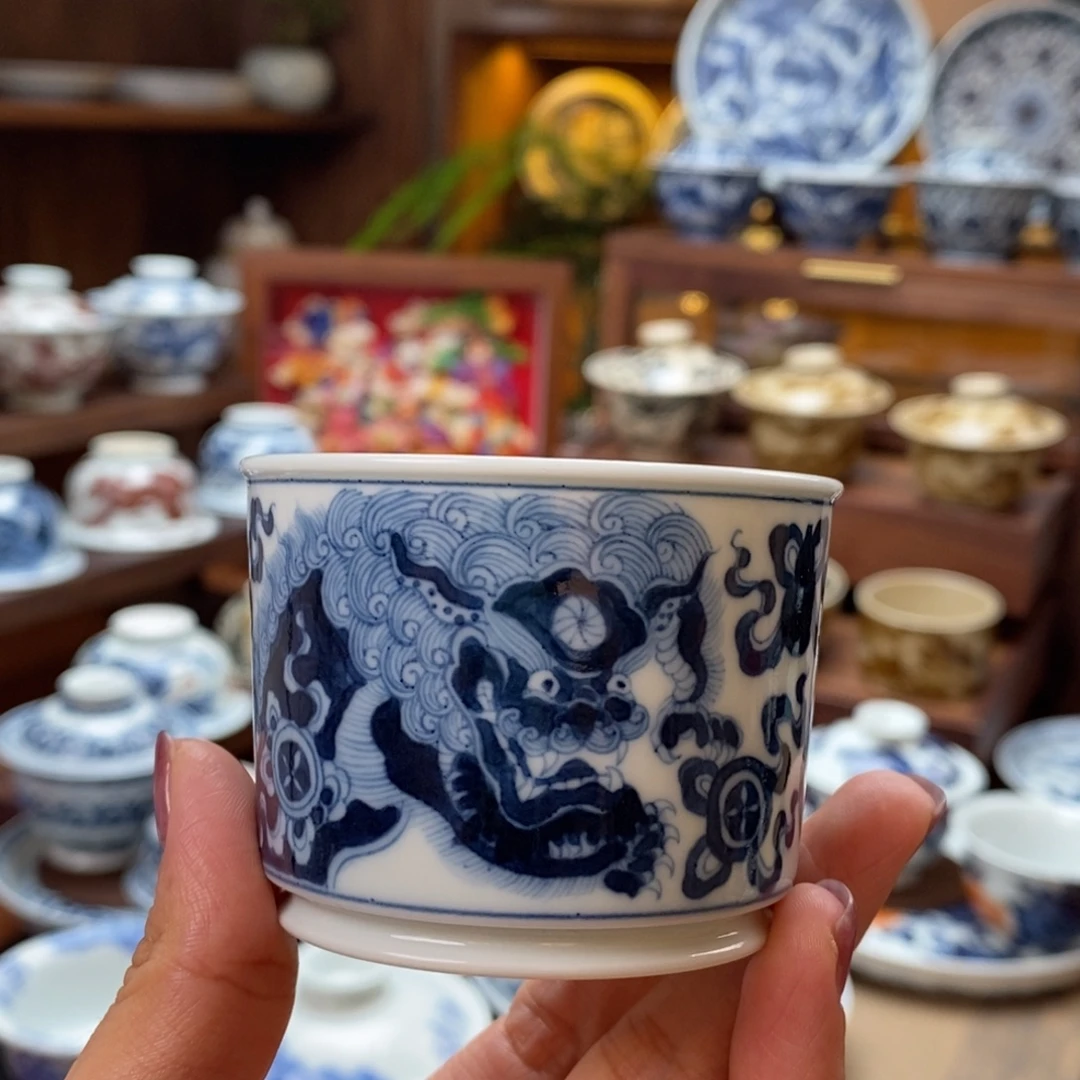 青花狮子直口容天杯