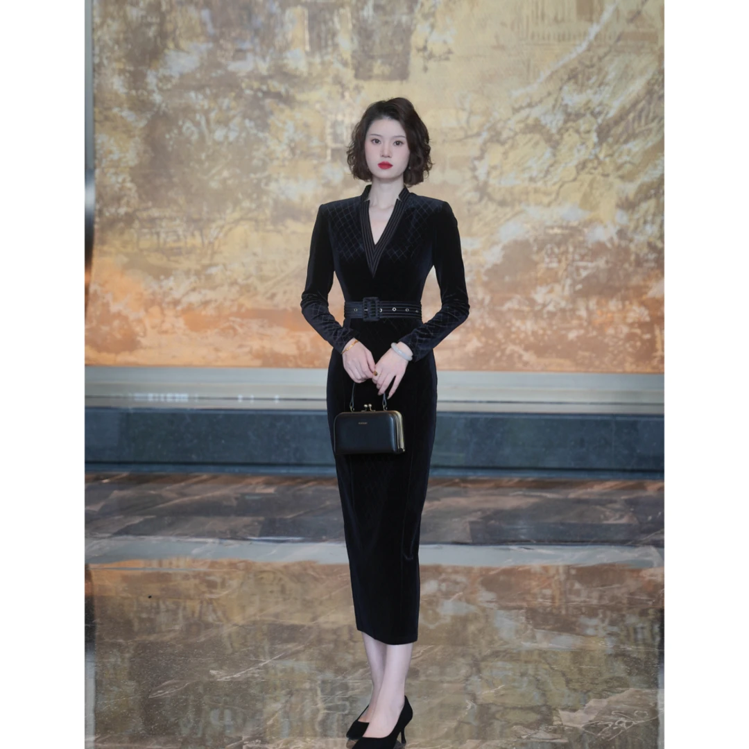 彩彩家【柏拉图】秋季长袖黑色气质显瘦修身款优雅V领女装连衣裙