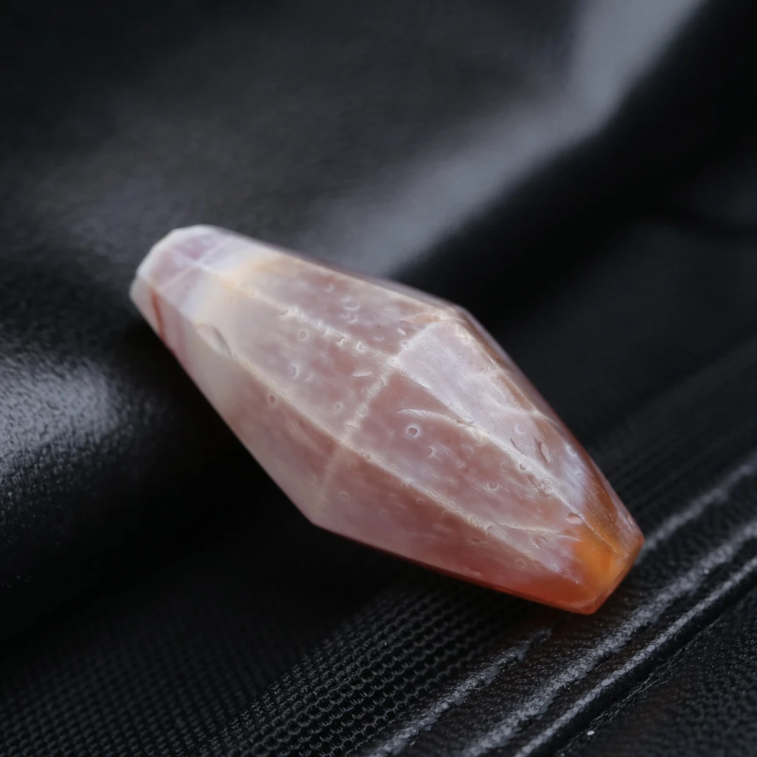 千年带灰皮内风化多棱红玉髓管珠，15*33mm，