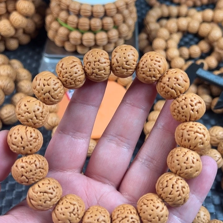 苍***。桃核手串盘锦水晶肌肉