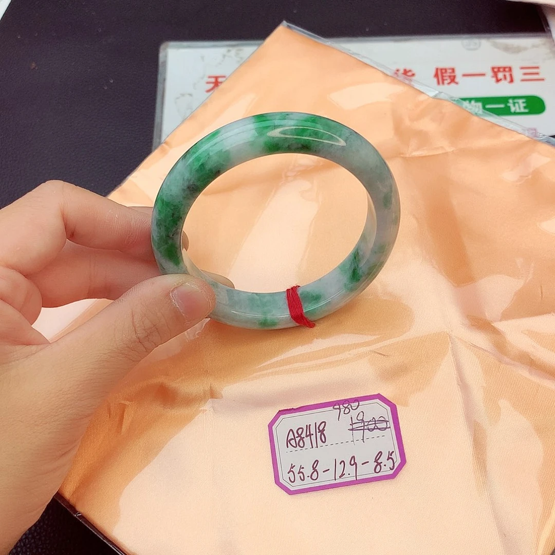 翡翠手镯未镶嵌翡翠