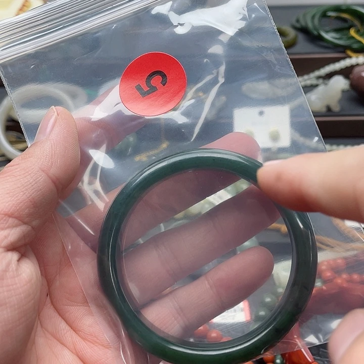 和田玉手镯未镶嵌微**子