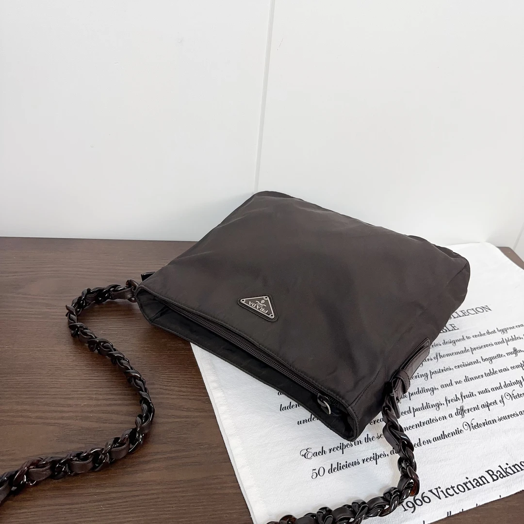 95新 Prada/普拉达 prada棕色降落伞链条单肩斜挎包12083370