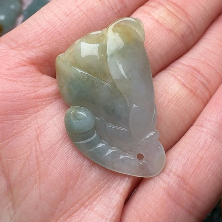 翡翠未镶嵌颈饰玫瑰花