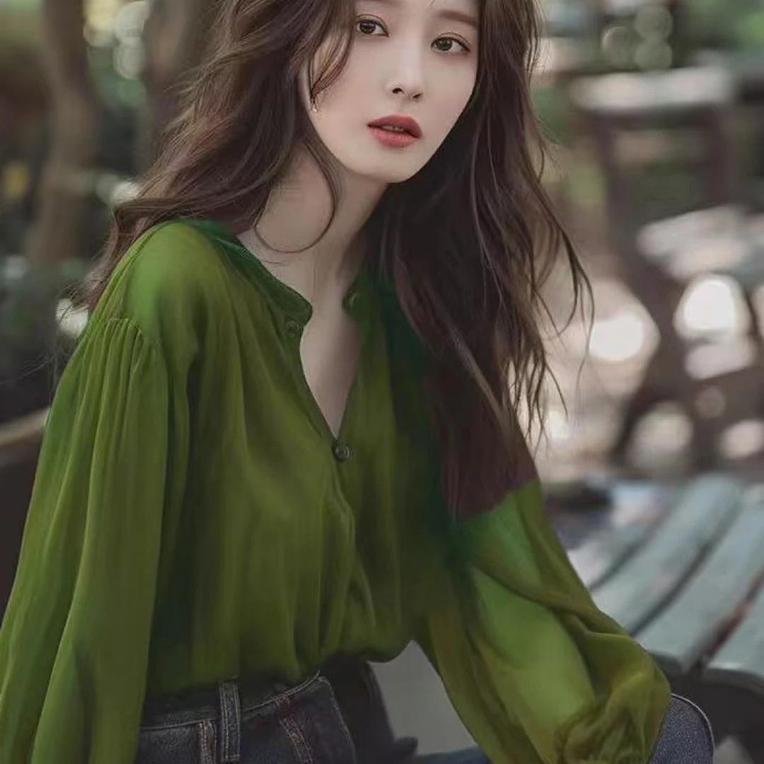 绿色V领长袖衬衫女2025年秋季新款职场高级感薄款衬衣休闲上衣