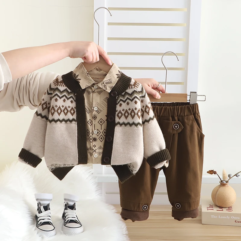 男宝宝春装套装2025新款婴儿童装男童春秋季洋气毛衣开衫三件套潮