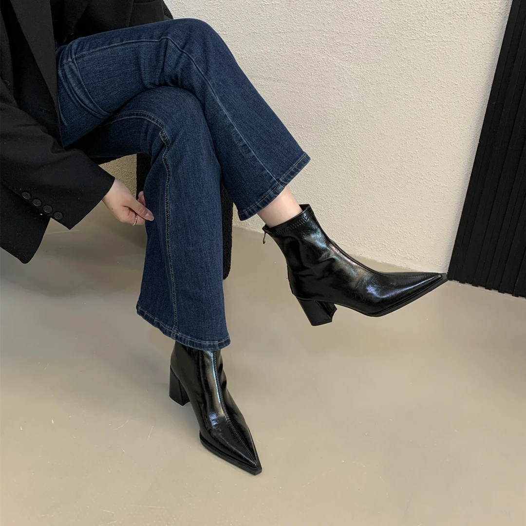 2025秋冬新款尖头粗跟短靴女高跟名媛风小众单靴设计感软底瘦瘦靴