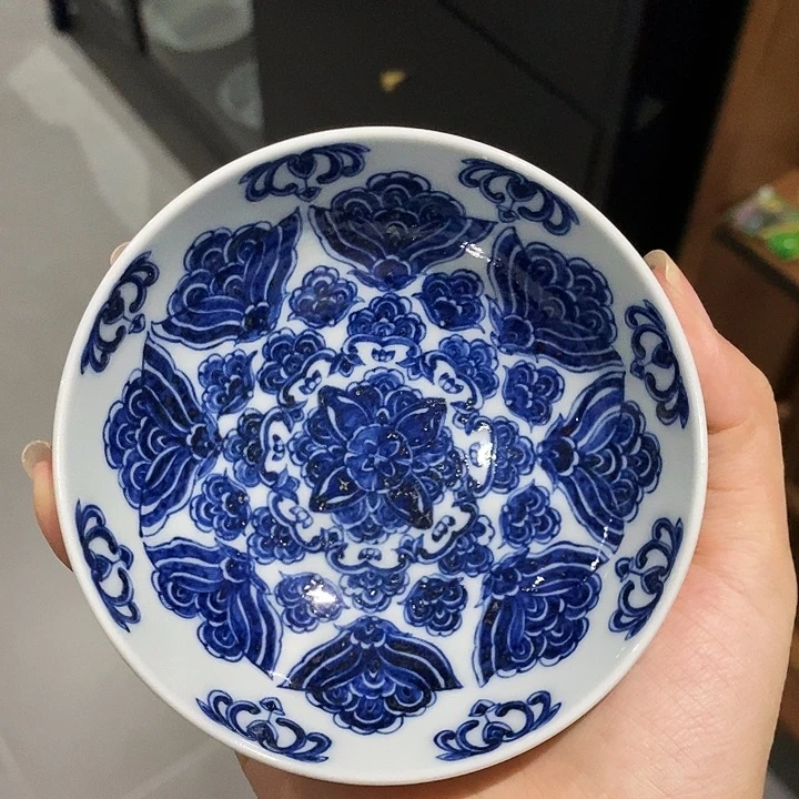 摆件青花瓷器收藏起来
