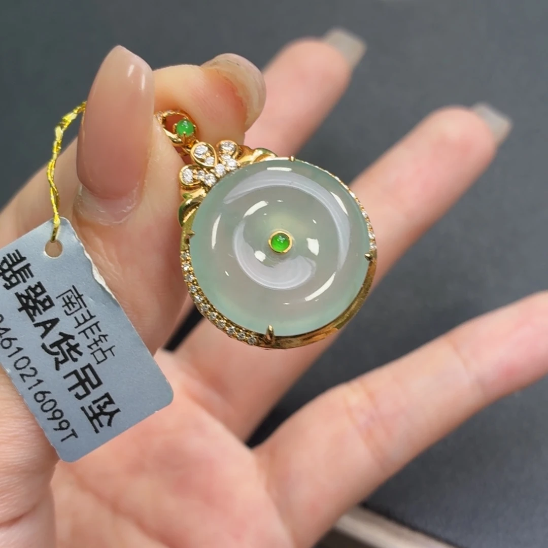 翡翠18K金镶嵌颈饰