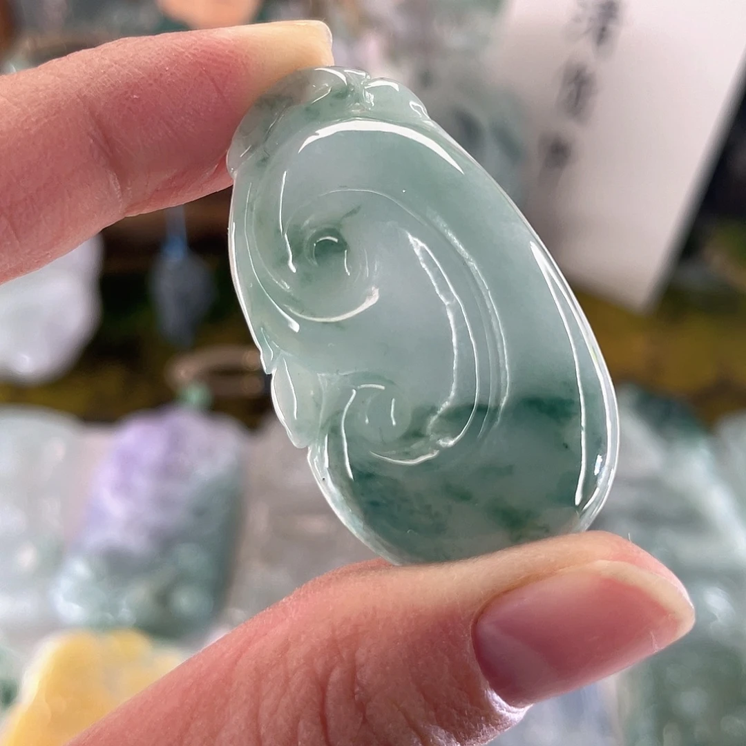 翡翠未镶嵌颈饰如意