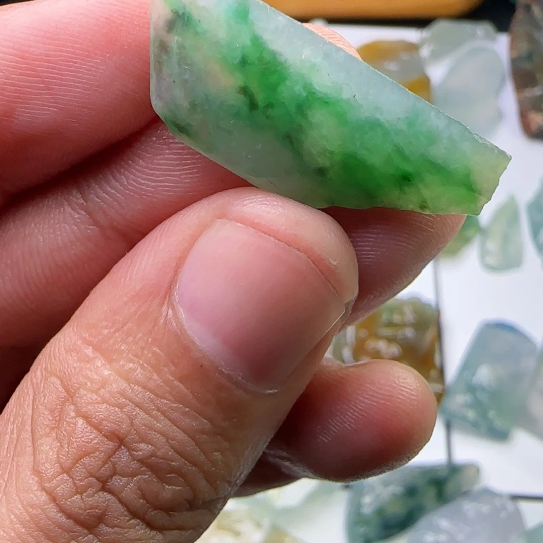 未镶嵌定制翡翠不包。