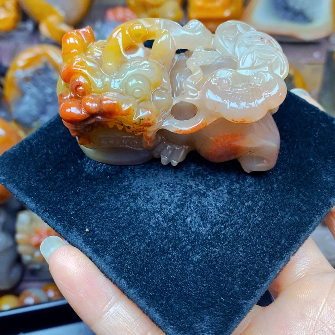 未镶嵌石英质玉（黄龙玉）颈饰