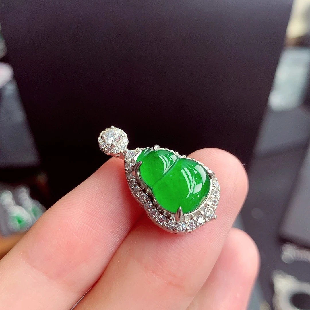 翡翠未镶嵌颈饰挂件
