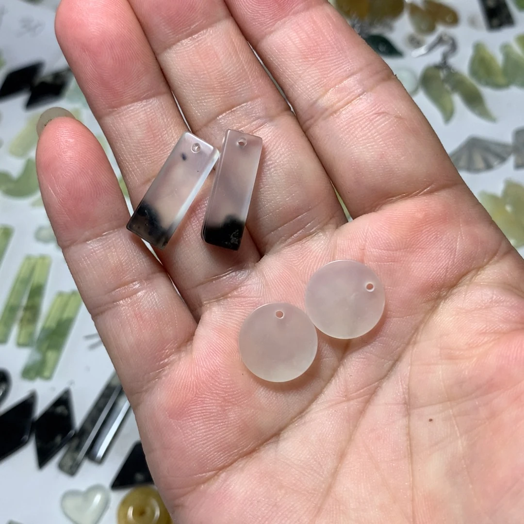 青***怪未镶嵌蛇纹石玉耳环