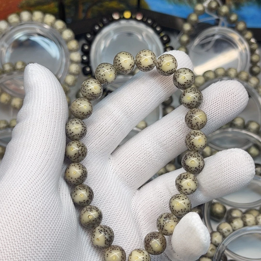 1***星月菩提吊坠海南星月菩提石玉料10圆手持