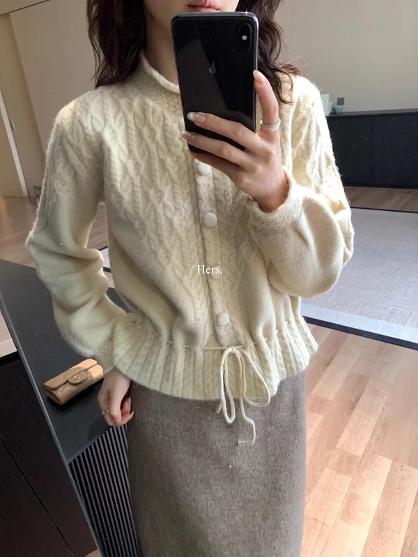 2025秋冬复古绞花下摆系带收腰开衫立领纯色设计保暖显瘦毛衣女