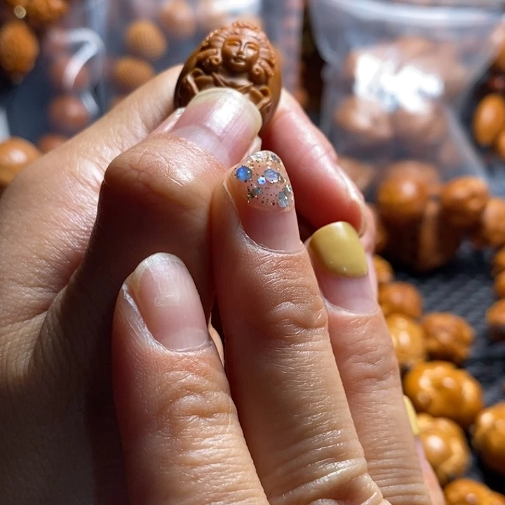 橄榄核吊坠生命源美女