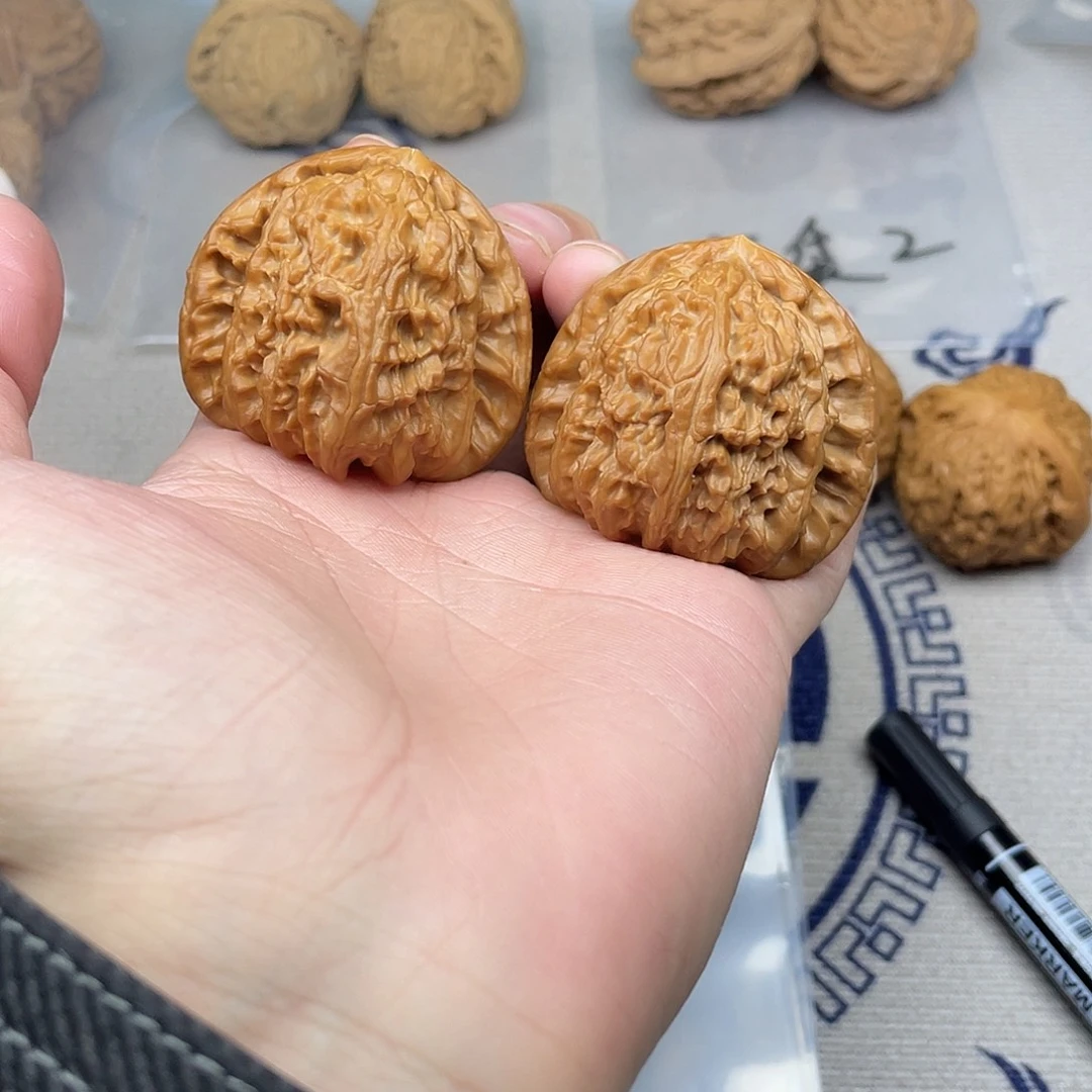 文玩核桃吊坠三角白