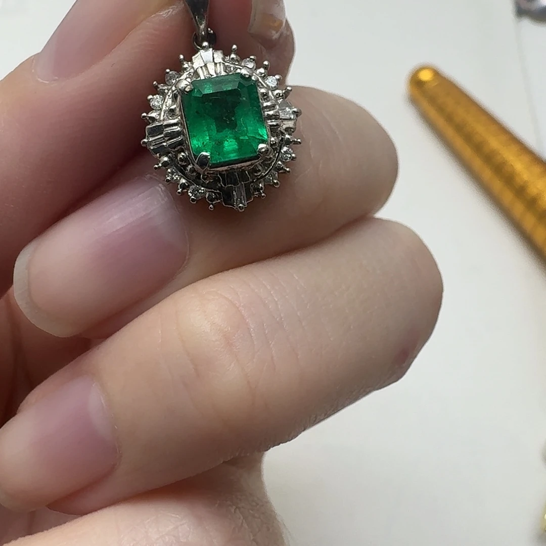 未镶嵌祖母绿颈饰