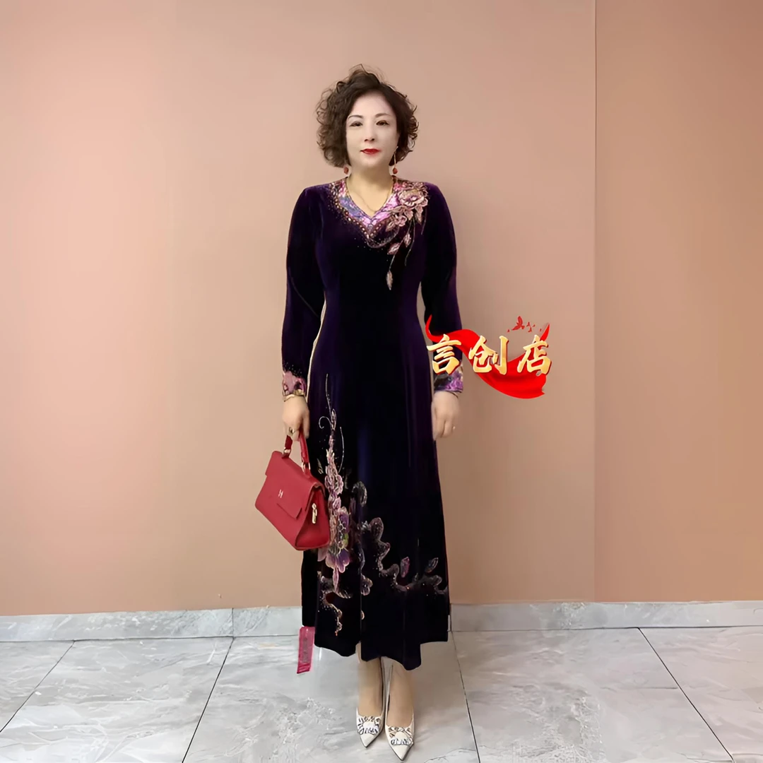 50310气质金丝绒年轻妈妈装绣花裙子镶钻大码长款过膝轻奢连衣裙