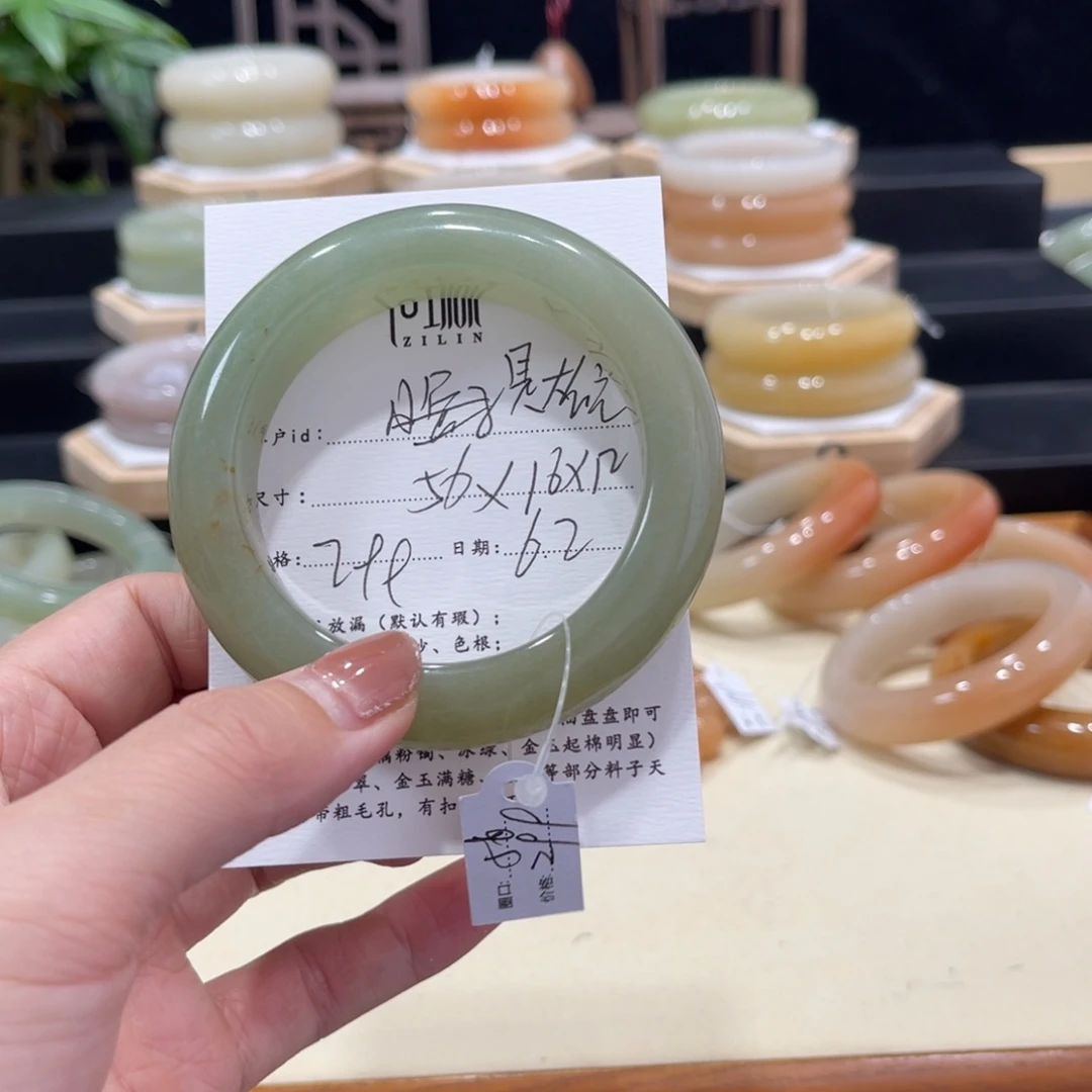 石英质玉手镯未镶嵌是**主