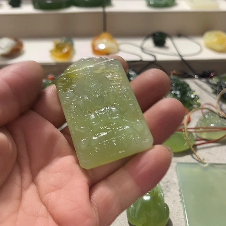 蛇纹石玉未镶嵌颈饰