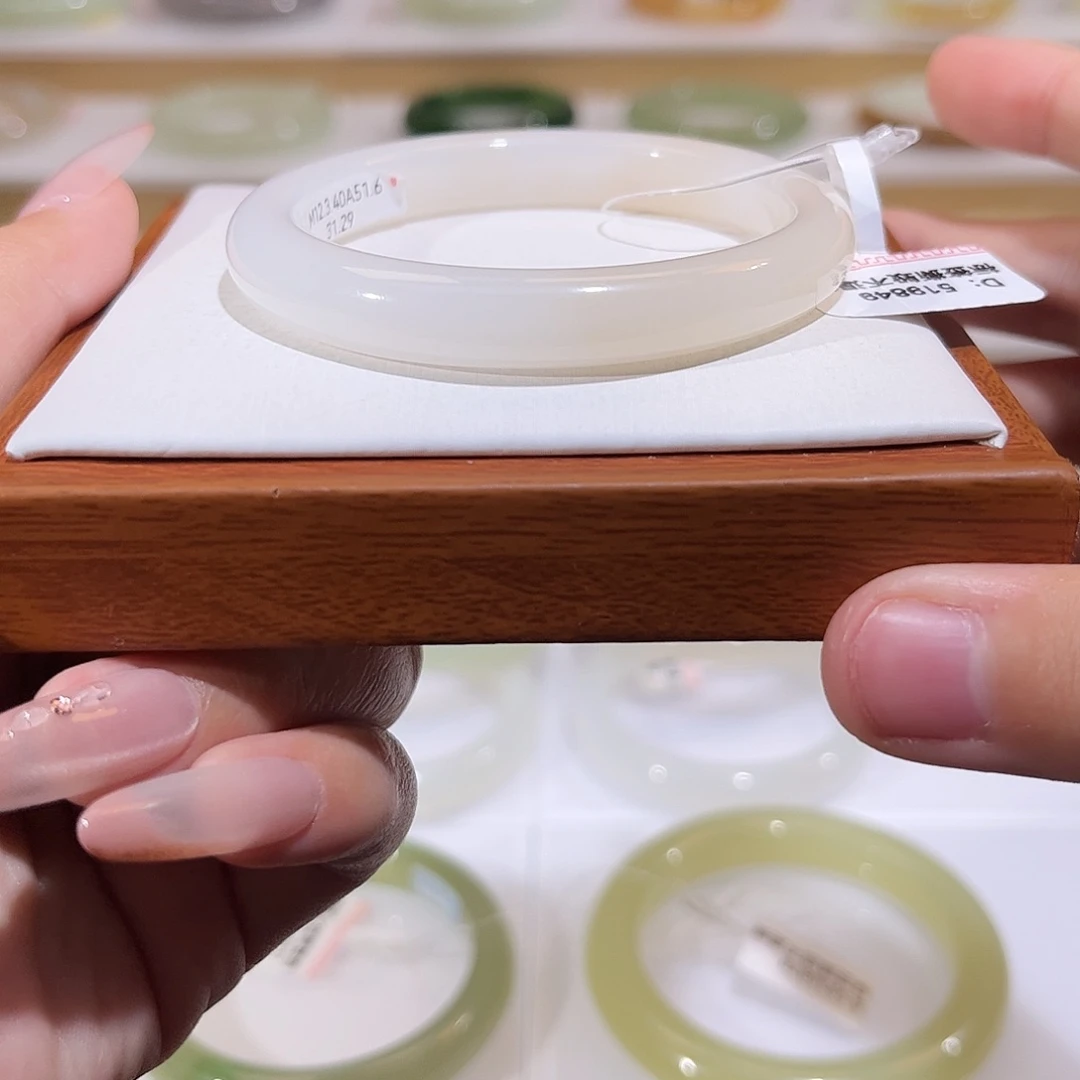 和田玉未镶嵌手镯粉白