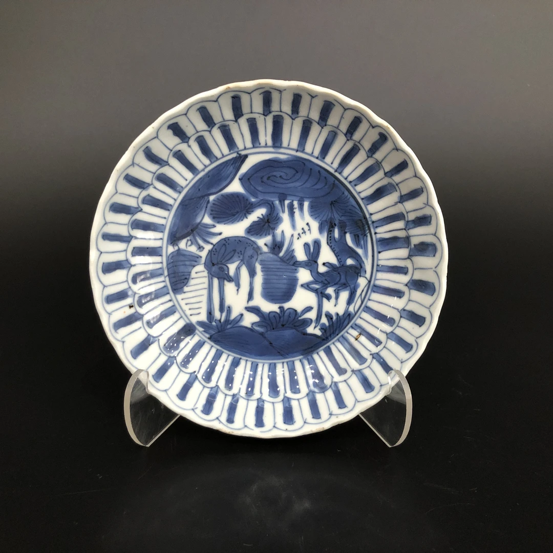 25110415 明万历青花瓜楞开窗双鹿图盘 直径13.5cm