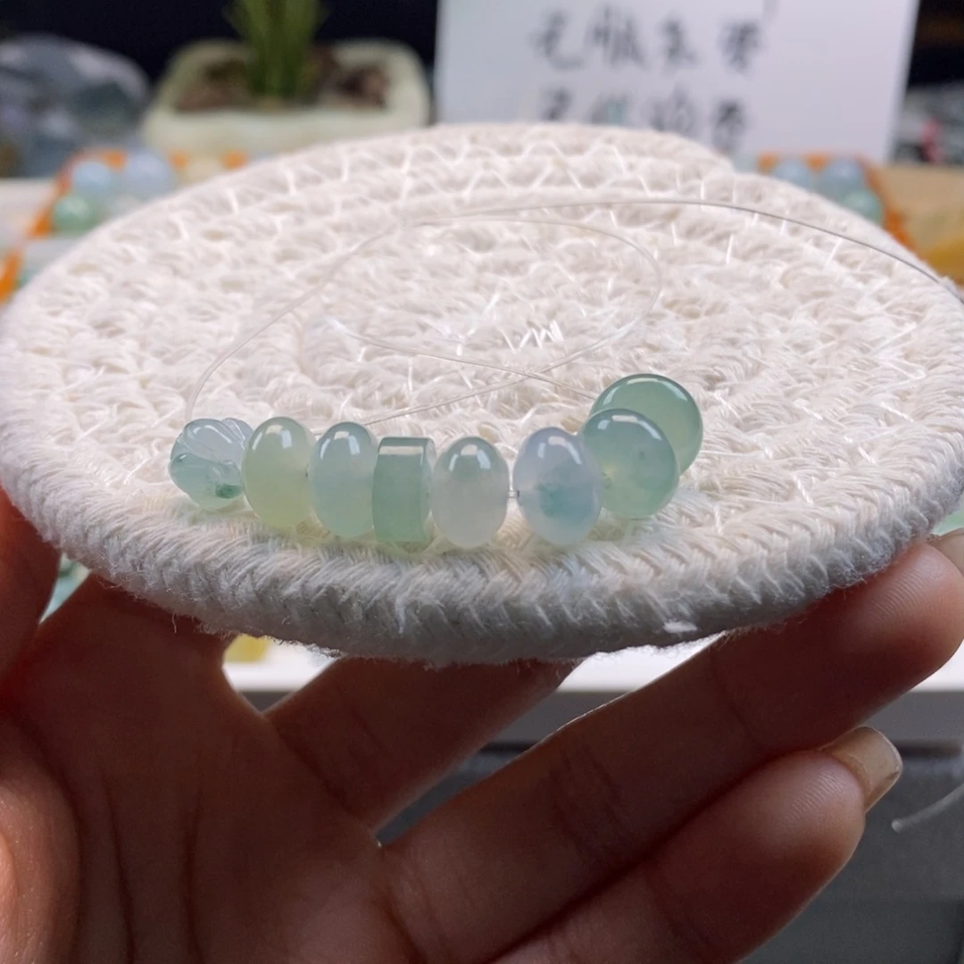 翡翠散珠李*逸天然翡翠，个别有小内纹
