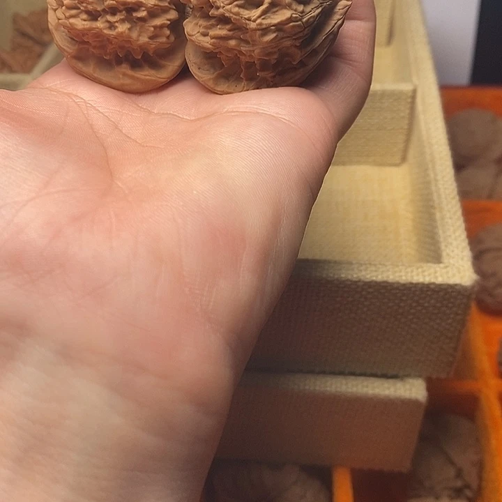 文玩核桃吊坠白狮子文玩核桃