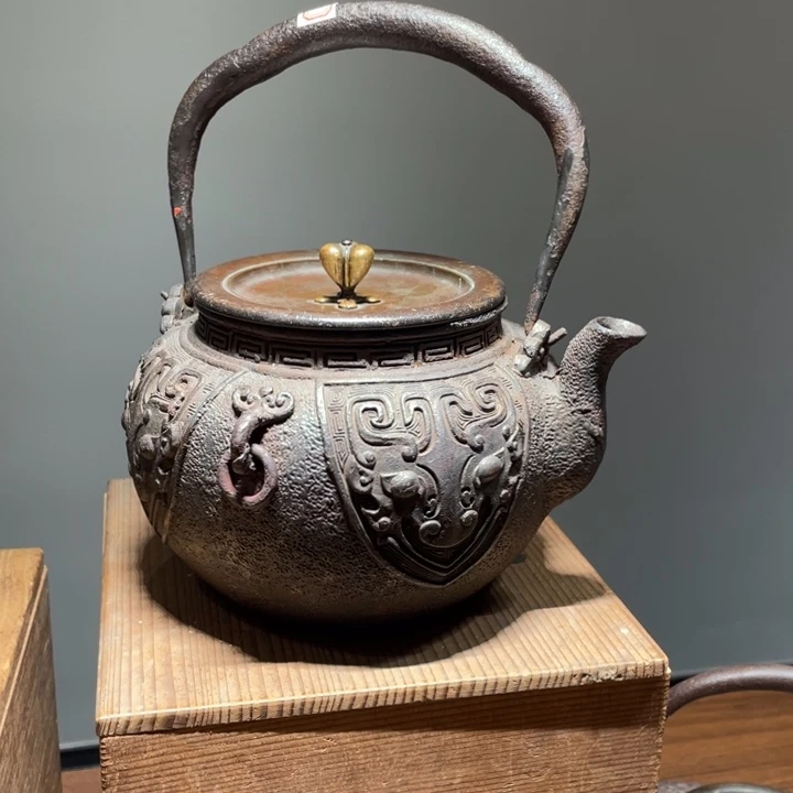 晴寿堂造瑞兽纹蜡膜壶