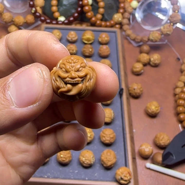 猴头核桃吊坠瑕疵