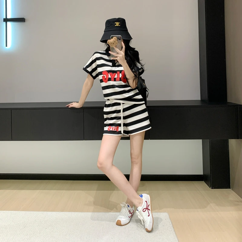 网红减龄条纹休闲运动套装女夏季百搭显瘦高腰宽松短袖短裤两件套