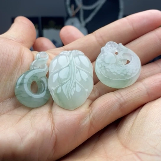 石英质玉（金丝玉）颈饰未镶嵌龙*兰