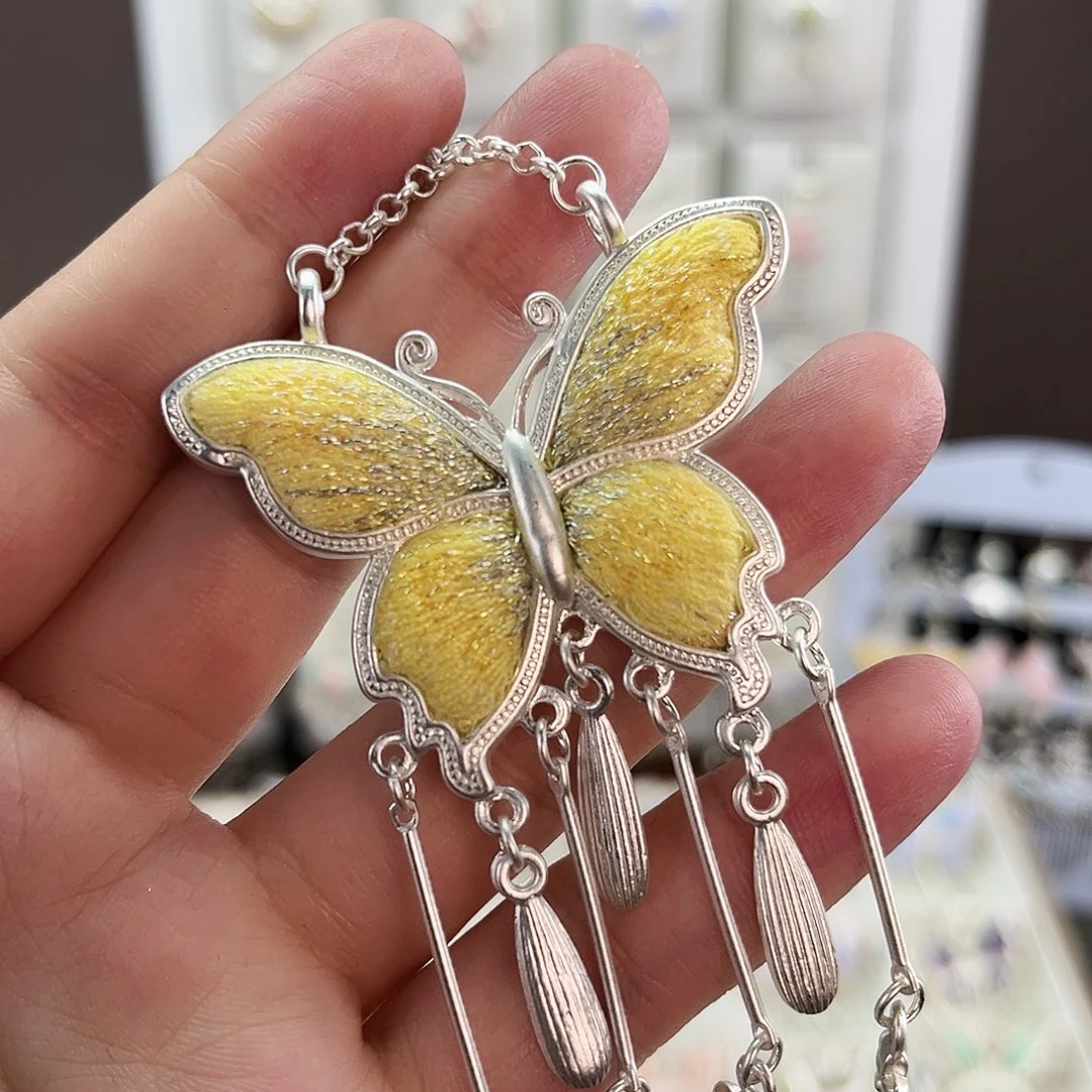 布艺合金蝴蝶吊坠
