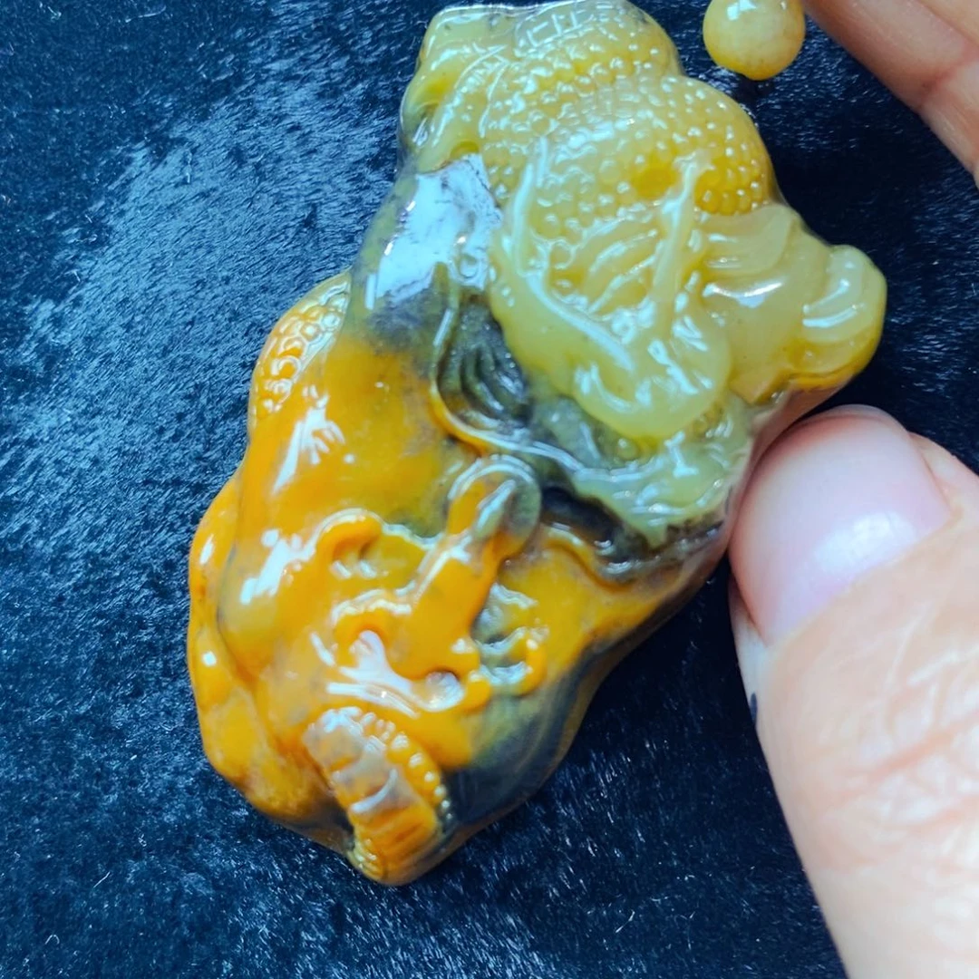 未镶嵌石英质玉（黄龙玉）颈饰