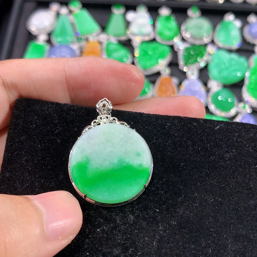 翡翠18K金镶嵌颈饰