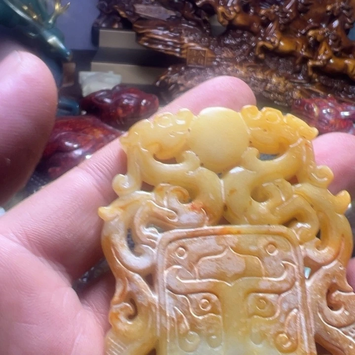 透闪石质玉未镶嵌颈饰