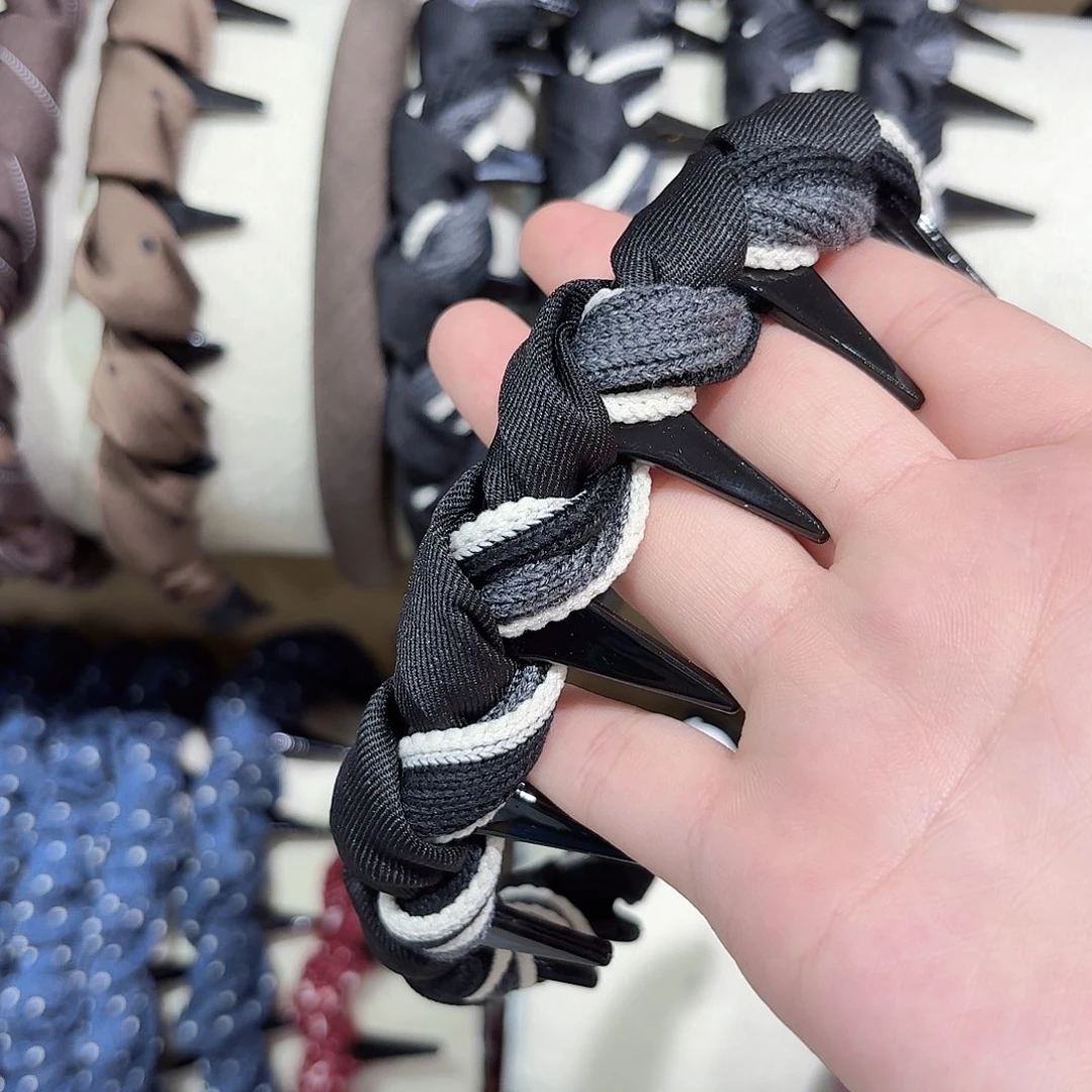 布艺非金属灰黑倒插梳