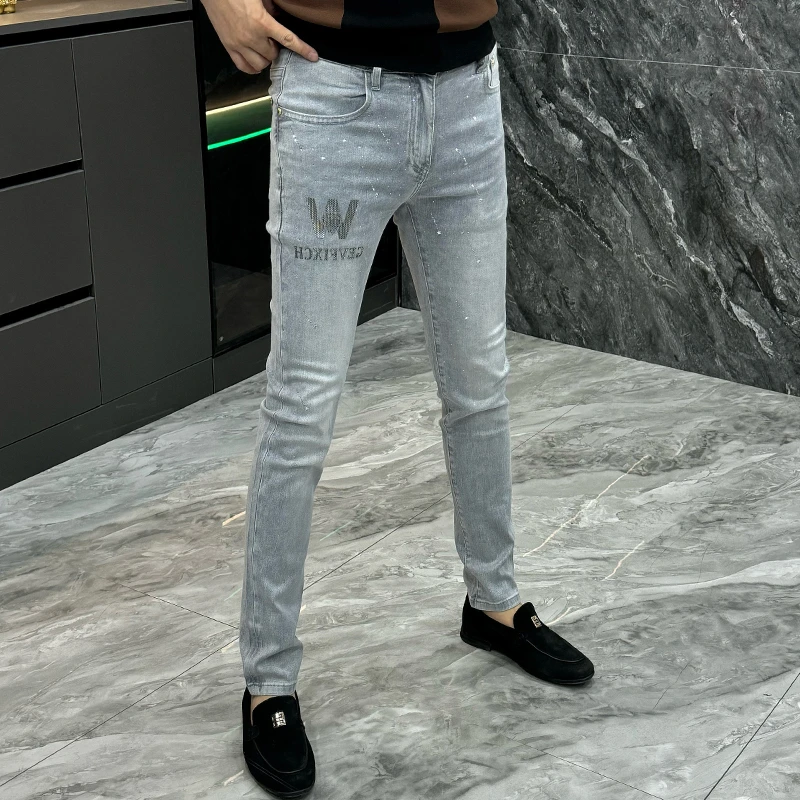 轻奢潮流简约修身牛仔裤男士2025年春秋季时尚百搭个性烫钻直筒裤