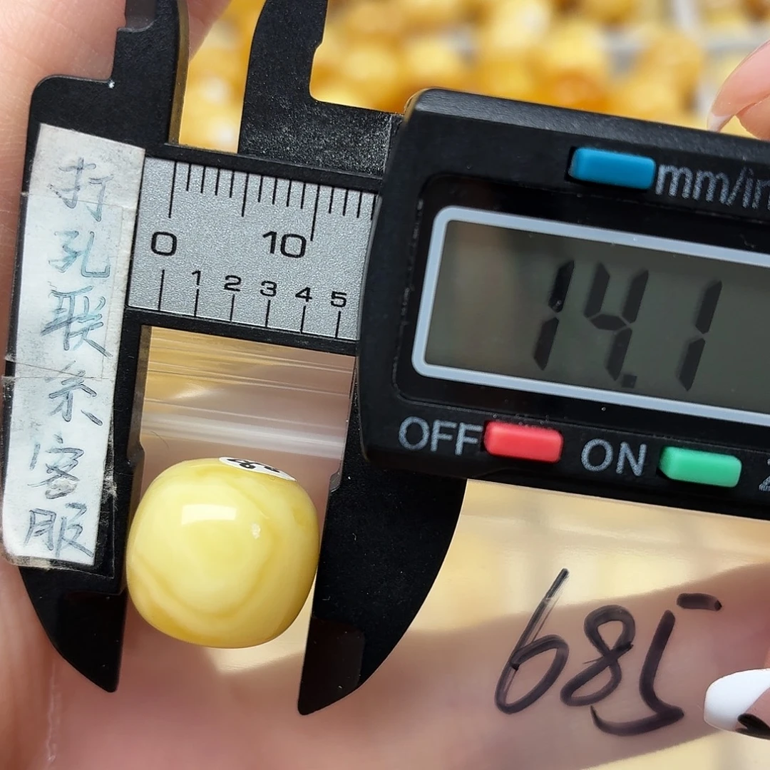 涵***飞蜜蜡未镶嵌裸石蜜蜡