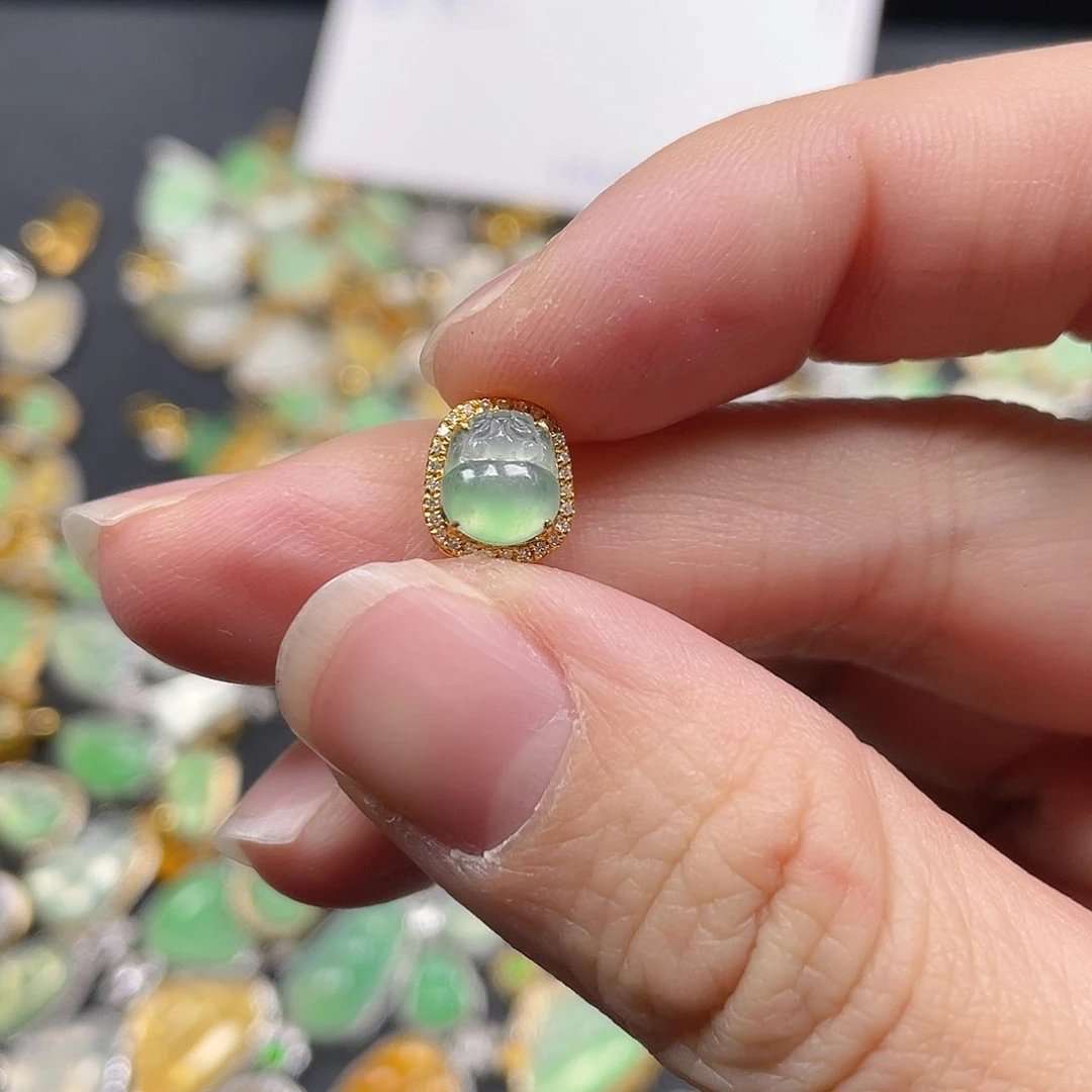 翡翠颈饰18K金镶嵌徐**儿天然翡翠18kA货