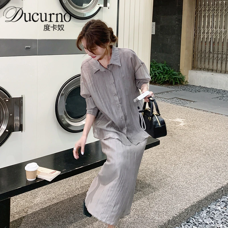 烟灰色吊带连衣裙女春夏2025新款轻熟风松弛感防晒衬衫裙子两件套