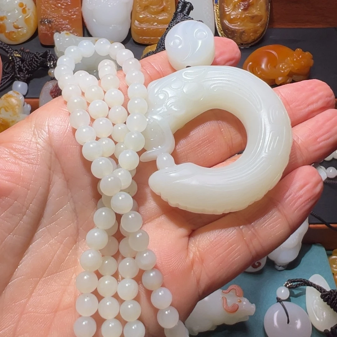 一***雨和田玉未镶嵌颈饰