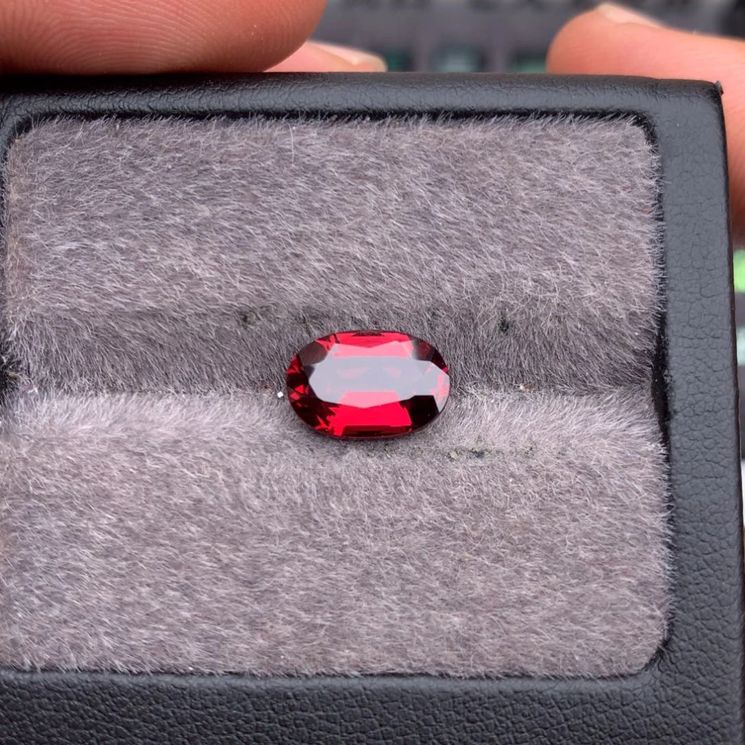 石榴石未镶嵌珠宝半成品3.79克拉全净无暇镁铝