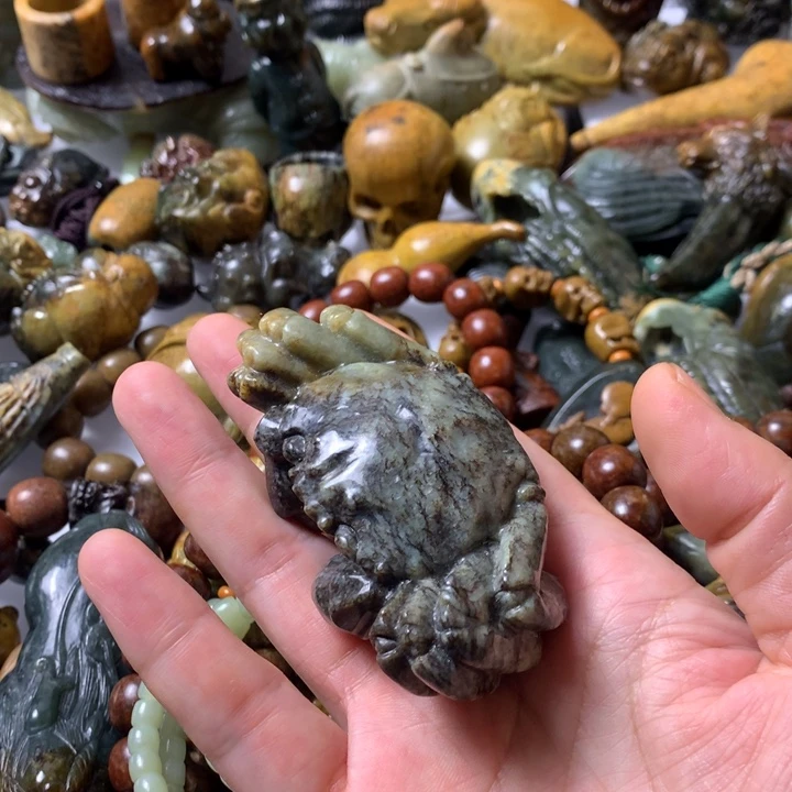 未镶嵌岫岩河磨玉（透闪石质玉）把件