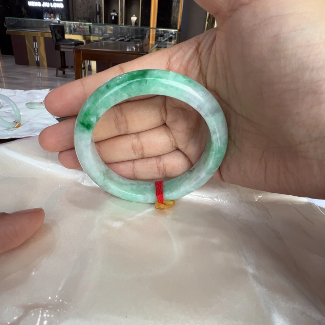 翡翠手镯未镶嵌飘绿