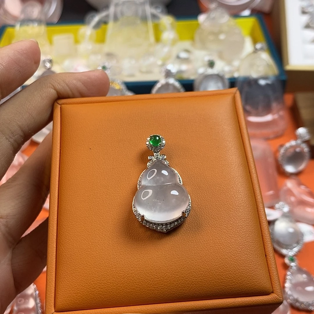 我***诗石英质玉合金颈饰