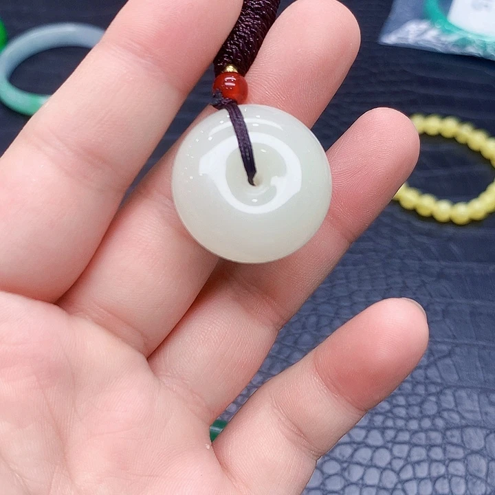 翡翠手镯未镶嵌吊坠
